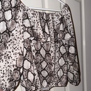💕MUST BUNDLE💕

 Snake Print Off-Shoulder Women's Top